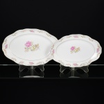 ) PORCELANA, duas (2) travessas ovais, ornamentação floral policromada, arremates a ouro, marca SCHMIDT (Pomerode, SC; Mauá, SP; Campo Largo, PR, fundada em 1945, ainda em atividade, maior fábrica de porcelana da América Latina), medindo 33 x 21 cm e 29 x 18,5 cm, vide foto.