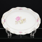 PORCELANA, uma (1) travessa oval de borda alta, ornamentação floral policromada, arremates a ouro, marca SCHMIDT (Pomerode, SC; Mauá, SP; Campo Largo, PR, fundada em 1945, ainda em atividade, maior fábrica de porcelana da América Latina), medindo 29 x 20 x 6 cm, vide foto.
