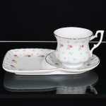 PORCELANA, uma (1) xícara de chá e pires com aba para biscoito, ornamentação floral policromada, arremates com frisos a ouro, marcadas LE GOURMET  Italy Style, medindo o pires 21 x 13 cm, ideal para coleção de cristaleira, vide foto.