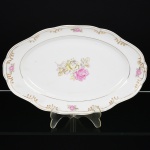 PORCELANA, uma (1) travessa oval, borda quebrada e colada, ornamentação floral policromada, arremates a ouro, marca SCHMIDT (Pomerode, SC; Mauá, SP; Campo Largo, PR, fundada em 1945, ainda em atividade, maior fábrica de porcelana da América Latina), medindo 37 x 24 cm, vide foto.