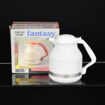 PORCELANA, uma (1) jarra refresqueira, tonalidade branca, detalhe com cinta em aço inox, tampa e alça em polímero, marca POZZANI (Jundiaí, SP, fundada em 1934 por Francisco Pozzani; em 2002 foi vendida para um grupo de investidores com 80% de capital nacional e 20% de capital italiano, ainda em funcionamento), modelo FANTASY, acondicionada na caixa, não aparenta ter sido usada, ideal para presente, medindo 18,5 cm altura, vide foto.