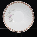 PORCELANA, uma (1) saladeira, ornamentação floral policromada, arremates a ouro representando pérgulas, além de pérgulas e volutas relevadas na própria modelagem, marca SCHMIDT (Pomerode, SC; Mauá, SP; Campo Largo, PR, fundada em 1945, ainda em atividade, maior fábrica de porcelana da América Latina), medindo 24 cm diâmetro e 6 cm altura, vide foto.