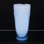 VIDRO, um (1) vaso floreiro no padrão Art Deco, modelado em sulcos e flores, tonalidade azul e incolor com opalinado interno na tonalidade branca, bicados na borda e na base, medindo 26,5 cm altura, vide foto.