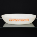 VIDRO OPALINADO, uma (1) travessa oval de borda alta, tonalidade branca e leitosa, dita milk glass, ornada com barrado na tonalidade laranja, popularmente conhecido como gravatinhas, marca TERMO-REY, medindo 26,5 x 21 x 5 cm, vide foto.