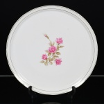 PORCELANA, um (1) prato para torta ou bolo, ornamentação floral policromada, arremates com frisos a ouro, marca SCHMIDT (Pomerode, SC; Mauá, SP; Campo Largo, PR, fundada em 1945, ainda em atividade, maior fábrica de porcelana da América Latina), pequeno trincado na base visto somente pela parte de traz, medindo 31 cm diâmetro, sinais de uso, vide foto.