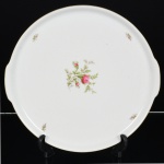 PORCELANA, um (1) prato para torta ou bolo, ornamentação floral policromada, arremates com frisos a ouro, marca RENNER (Porto Alegre, RS, fundada em 1942; em 1998 foi vendida para a Vista Alegre de Portugal; em 1999 mudou a razão social para Vista Alegre do Brasil), medindo 27,5 cm diâmetro mais o prolongamento das alças, vide foto.