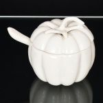 PORCELANA, uma (1) molheira com tampa e concha, formato de abobora, tonalidade branca, sem marca de manufatura aparente, medindo 9,5 cm altura, vide foto.