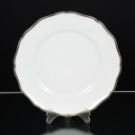 PORCELANA, um (1) prato com borda recortada e friso prateado, marca JEAN HAVILAND (francês, filho de Charles Haviland e neto de David Haviland, mudou-se para Alemanha, adotou o nome John e fundou a própria fábrica Johann Haviland na Bavaria, marca descontinuada na década de 70 após a fabrica ser vendida), medindo 25 cm diâmetro, vide foto.