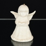 ) BISCUIT, uma (1) sineta no formato de anjo, adorno natalino na tonalidade branca, sem marca de manufatura aparente, possivelmente da marca DEPARTMENT 56  Taiwan, medindo 9 cm altura, vide foto.