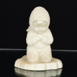 ESCULTURA, uma (1) figurativa representando anjo, confeccionada em biscuit na tonalidade branca, marca DEPARTMENT 56  Taiwan, modelo SNOWBABIES, medindo 8,5 cm altura, vide foto.