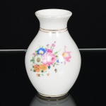) PORCELANA, um (1) pequeno vaso floreiro com ornamentação floral policromada, arremates com frisos a ouro, sem marca de manufatura aparente, medindo 10,5 cm altura, vide foto.