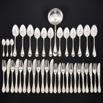 FAQUEIRO, quarenta (40) peças da marca TRAMONTINA, confeccionadas em aço inox, modelo clássico liso com filetados, sendo: 1 concha de servir; 3 colheres para café; 6 colheres, 6 garfos e 6 facas para sobremesa; 6 colheres, 6 garfos e 6 facas de serviço, não aparentam terem sido usadas ou pouco uso, medindo a maior peça 26 cm comprimento, vide foto.