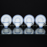 PORCELANA CHINESA, quatro (4) xícaras para café, ornamentação em barrados geométricos e vegetalistas na tonalidade azul sobre fundo branco, além de morcegos estilizados nos pires, padrão dito grão de arroz (denominação dada as peças em porcelana que, após minuciosamente entalhadas com estilete, são embebidas diversas vezes em barbotina, antes da queima, para dar este efeito), fundo com marca de origem em legenda e caracteres, ideais para coleção de cristaleira, vide foto.