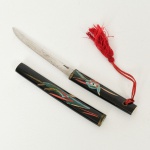 CUTELARIA JAPONESA, uma (1) miniatura de katana, lâmina em aço, com marca de origem gravada JAPAN, empunhadura e bainha em madeira, laqueada, medindo 15,5 cm comprimento, vide foto.
