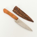 CUTELARIA, uma (1) faca para frutas, lâmina em aço, empunhadura em madeira, bainha em couro, medindo 12,5 cm comprimento, vide foto.