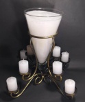 Gracioso castiçal com  vela em cone de vidro  e vela , armação em ferro com nuances douradas, suporte para oito velas med.32x30 cm acompanha velas.