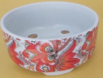 Cachepot em cerâmica com furos redonda colorida com flores vermelhas e brancas