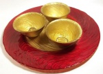 MADE IN TURKEY Conjunto de  três bowls, dourados com bandeja de vidro redonda  metalizado na cor dourado e vermelho medindo 10x6 e 33 cm.