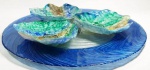 MADE IN TURKEY Conjunto de  três  conchas ,em policromia e bandeja de vidro redonda  metalizado na cor azul e prata medindo 10x6 e 33 cm.