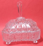 Potiche em demi cristal lapidado retangular com tampa pés altos trabalhados medindo 19x14,5x21,5 cm.