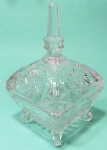 Bomboniere em demi cristal quadrada com lapidação dedão e pés altos medindo 14x17 cm.