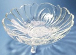 Centro de mesa em cristal com tripé Lyor medindo 24x11 cm.