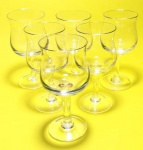Jogo de seis taças para vinho em cristal medindo 5x13 cm.