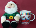 Caneca em porcelana com motivos natalinos e boneco de papai noel medindo 10x8 cm.