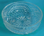 Fruteira em vidro grosso lapidado com pés  medindo 22x12 cm.