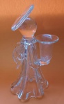 Anjo com apoio para velas em vidro medindo 21x10 cm.