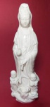 Deusa chinesa ,Deusa da mão em porcelana Kuan Yin medindo 30x5 cm. pequena avaria conforme foto