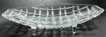 Centro de mesa em cristal formato canoa quadriculado apoiado em quatro pés  medindo 26 x 14 x 5,5 cm