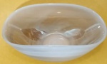 Vaso em vidro leitoso formato oval medindo 27x14 cm.
