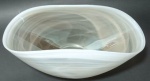 Vaso em vidro leitoso formato oval medindo 20x10 cm.