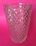 Vaso de bico de jaca transparente medindo 15x21x9 cm.