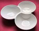Petisqueira em cerâmica na cor branca com três divisórias medindo 29x6 cm.