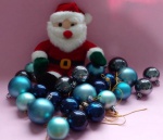 Enfeite de natal  Papai Noel medindo 22x22 cm e 23 bolinhas de natal em tons de azul