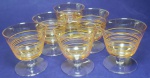 Jogo de taças antigo para licor com listras e filetes dourados medindo 7x5 cm.