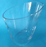 Vaso em vidro grosso translúcido com boca cortada na transversal medindo 21x23x12 cm.