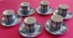 Jogo de café com seis xícaras e pires em porcelana Renner Summer Stories quadriculada com tons de azul med. 5,5x4,5 cm e 11 pires.