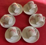 Jogo de café com seis xícaras e pires em porcelana S na cor branca com laços cor de rosa med. 5,5x4,5 cm e 11 pires.