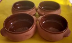 Jogo de quatro cumbucas para feijoada em cerâmica esmaltada com alças medindo 17x5x10 cm.