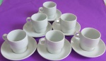 Jogo de café em porcelana branca com xícara e pires medindo 5x6x4 cm e pires 10 cm.