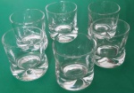 Jogo de copos aperitivos em multicristal com seis peças medindo 7x6 cm.