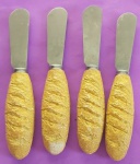 Jogo de quatro facas para patês com cabo modêlo formato de pão francês medindo 13 cm.