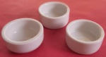 Trio de pates ou manteiga em porcelana branca medindo 6x3 cm.
