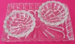Par de mantegueira em vidro transparente redondo com bordas onduladas e bandeja de vidro retangular com mesmo design no centro med.7x2 e 16x11 cm.