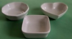 Trio de porta patês ou manteiga em porcelana no formato coração, octavado e quadrado med. 7x8x2,5, 7x2,5 e 6x6 cm.