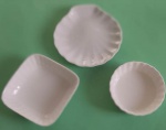 Trio de porta patês e manteiga em ceramica branca formato concha, redondo e quadrado canelados med. 10x10,7x3,8x8 cm.