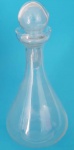 Garrafa bojuda com tampa em vidro transparente medindo 27x8 cm.